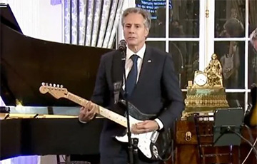 Госсекретарь США Блинкен сыграл на гитаре и спел блюз