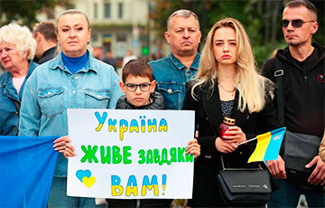 Украина застыла в минуте молчания