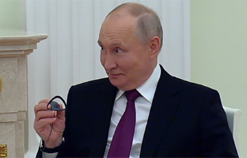 «Покраснел и выглядел растерянно»: Путин угодил в новый конфуз