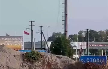 Белорусские пограничники неожиданно приспустили лукашенковский флаг на границе с Украиной
