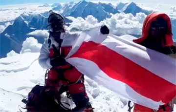 63-летняя белоруска подняла бело-красно-белый флаг на вершине Дхаулагири 