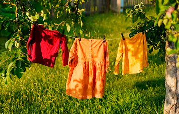 Как высушить мокрую одежду вдвое быстрее: гениальный трюк