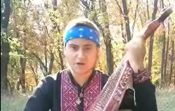 Украинский музыкант спел «Погоню» под аккомпанемент бандуры