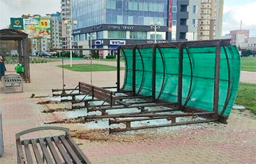 В Минске сильный ветер снес остановку