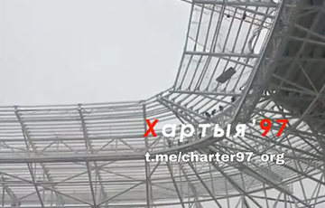 В Минске сильный ветер повредил стадион-подарок от Китая