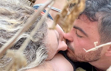 Мир всколыхнули кадры поцелуя молодой пары, которая пряталась от ХАМАСа на музыкальном фестивале