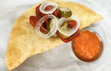 Белорусы лепят в Варшаве чебуреки с такой начинкой, о которой «никто не мог бы подумать»