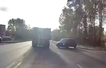 Такое перед самосвалом еще никто не делал: эффектное видео из Колодищей