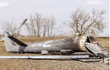 Огромные воронки и сожженные вертолеты: как выглядит аэродром Бердянска после ракет ATACMS