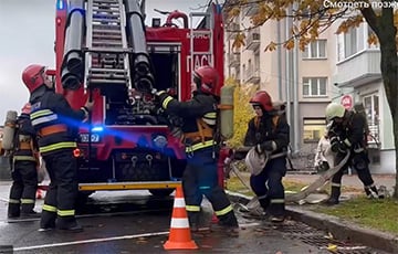 20 единиц техники МЧС прибыли к зданию Белгосфилармонии в Минске