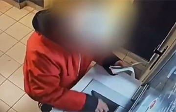 Минчанка нашла в обменнике и ловко спрятала чужие 100 рублей