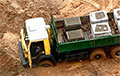 В Могилеве в ЖК «Талисман» грязь засосала ребенка и грузовик