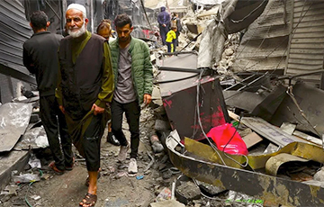 Gaza Residents Loot Hamas Resources