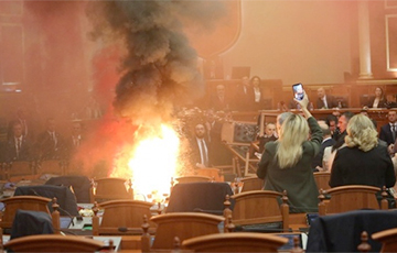 В Албании оппозиционные депутаты устроили пожар в сессионном зале