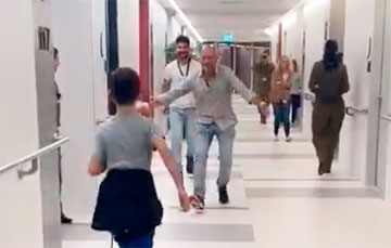 Видеофакт: 9-летний израильтянин, освобожденный из плена ХАМАСа, встретился с отцом