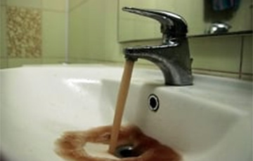 В жилых домах Минска из кранов шла вода с песком