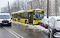 В Минске пассажирский автобус врезался в припаркованные автомобили