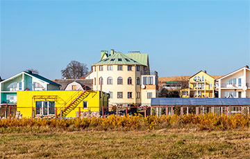 Какие дома и почем покупают в деревне миллионеров у Минского моря