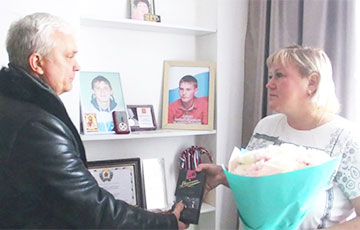 В России мать убитого оккупанта наградили коробкой конфет «Марсианка»