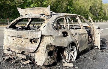 У брестчанина прямо на трассе дотла сгорел новый автомобиль BMW