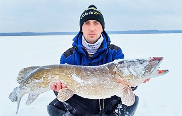 На заповедном озере под Борисовом из-под льда вытащили щуку весом почти восемь килограммов