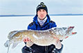 На заповедном озере под Борисовом из-под льда вытащили щуку весом почти восемь килограммов
