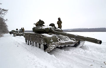 Экіпаж украінскага танка абстрэльвае сховішчы акупантаў на лецішчах у Аўдзееўцы