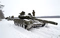 Экіпаж украінскага танка абстрэльвае сховішчы акупантаў на лецішчах у Аўдзееўцы