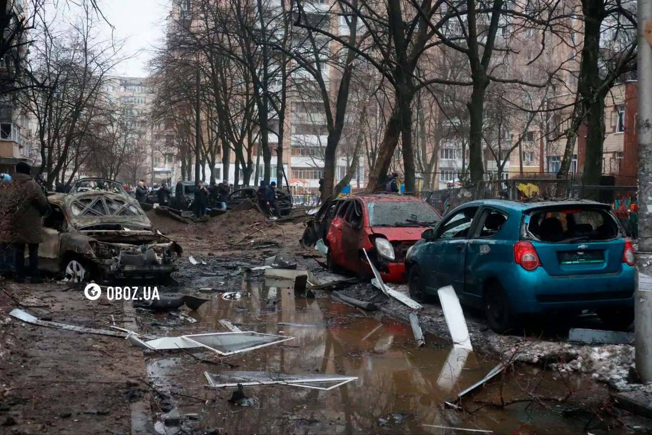 Глубокая воронка и обгоревшие авто: как выглядит Киев после ракетной атаки  РФ / Мой BY — Информационный портал Беларуси. Новости Беларуси