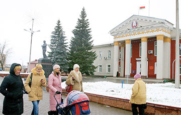 Жители Смолевичей не могут дойти до работы и школы без последствий