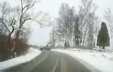 У Полацкім раёне кіроўца аўто не ўпісалася ў паварот і аўтамабіль упаў у раку