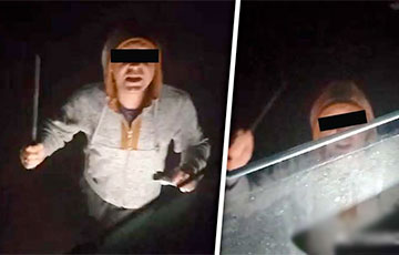 «Считаю до пяти»: мужчина с арматурой разбил стекло в фуре на границе Польши с Беларусью