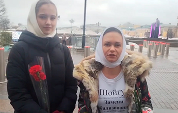 Another Unrest In Moscow: Wives Of Mobilized Rally At ‘Eternal Flame’