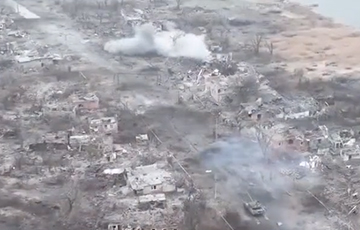 Ukrainian T-64BV Tank Storms Maryinka Outskirts Shooting Occupiers' Positions At Point-Blank Range