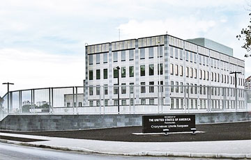 В Киеве обломки российской ракеты упали у посольства США