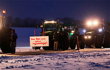 German Farmers Stage Nationwide Road Blockades With Hundreds of Tractors