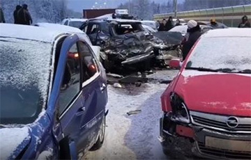 В РФ на трассе М11 столкнулись около 50 автомобилей