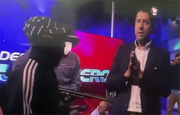 В Эквадоре телеведущих взяли в заложники в прямом эфире