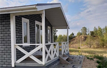 Недалёка ад Менска выставілі на продаж кампактны дом з усімі выгодамі.