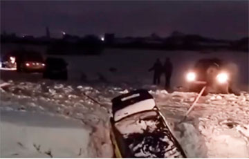 У Берасці чатыры пазадарожнікі цягнулі з канавы аўто таксі