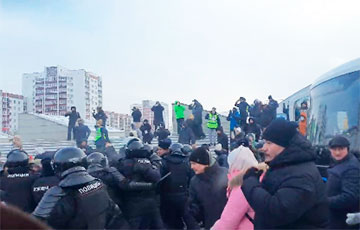 Протестующие в Уфе окружили автобус с задержанными и отбивают своих