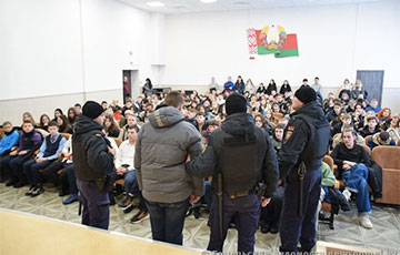 Лукашысты сагналі сотні падлеткаў на паказальнае затрыманне аднагодка