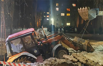 В Мозыре экскаватор провалился в яму