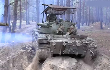 Отбросили на 40 лет: российскую элиту морской пехоты вооружили допотопными танками Т-55