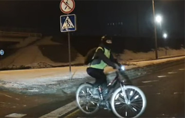 Видеофакт: В Минске велосипедистка «учила» водителя