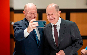 Scholz Finds His Lookalike In US Senate, Takes Selfie With Him