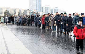 Kilometre Long Queue Standing In Minsk City Centre For Several Days