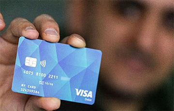 В Германии начали выдавать первые платежные карты для беженцев