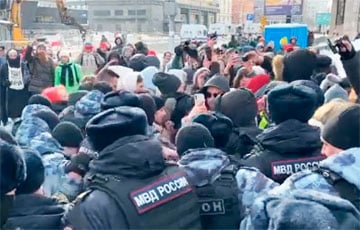 В российских городах десятки задержанных на памятных акциях