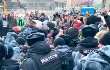 У «Стены скорби» в Москве произошли стычки демонстрантов с полицией